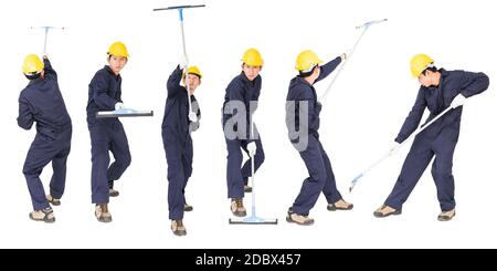 Ensemble de jeunes hommes dans une vadrouille de maintien uniforme pour nettoyer la fenêtre en verre, découper isolée sur fond blanc Banque D'Images