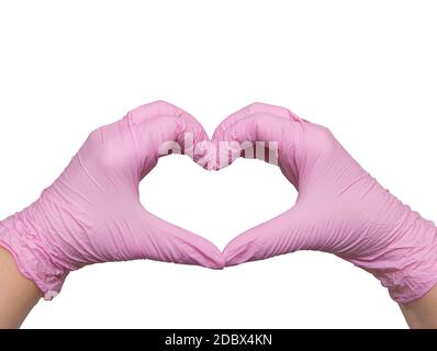 Mains en gants médicaux en forme de coeur rose, avec amour pour les médecins du monde, isolés sur blanc, espace copie Banque D'Images