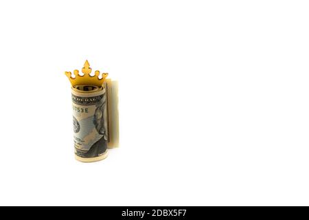 Pile de dollars américains avec couronne dorée isolée sur fond blanc avec espace de copie, l'argent est roi image concept Banque D'Images