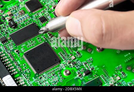 réparation d'une carte de circuit imprimé. Microtechnologie et réparations. Composants électroniques et conducteurs Banque D'Images