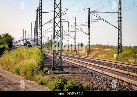 Vue sur les voies ferrées et les systèmes ferroviaires. Systèmes de chenilles électrifiées. Banque D'Images