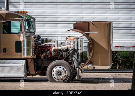 Semi-camion diesel professionnel Big RIG brun classique de qualité industrielle se tenir debout sur la zone de repos avec le capot ouvert pour le vérifier le moteur fonctionne pro Banque D'Images