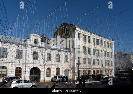 Vladivostok, Russie-23 janvier 2020: Paysage urbain avec rue et peuple Banque D'Images