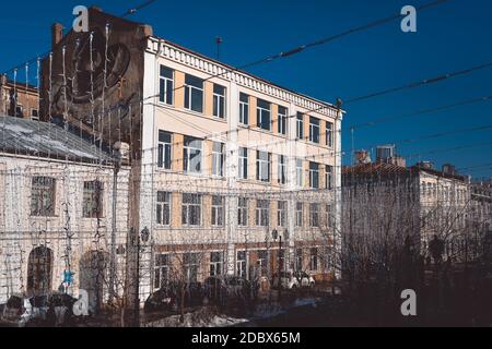 Vladivostok, Russie-23 janvier 2020: Paysage urbain avec rue et peuple Banque D'Images