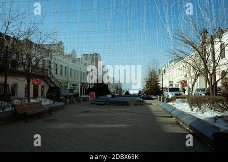 Vladivostok, Russie-23 janvier 2020: Paysage urbain avec rue et peuple Banque D'Images