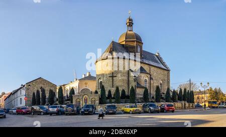 Kamianets-Podilskyi, Ukraine 01.07.2020. Église de la Trinité dans le centre historique de Kamianets-Podilskyi, le matin ensoleillé de noël en hiver Banque D'Images