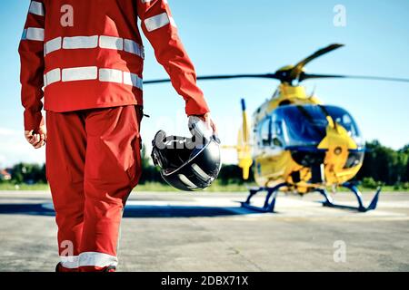 Alarme pour helicopter service médical d'urgence. L'exécution du Service paramédic d'hélicoptère sur héliport. Thèmes de sauvetage, aide et espoir. Banque D'Images