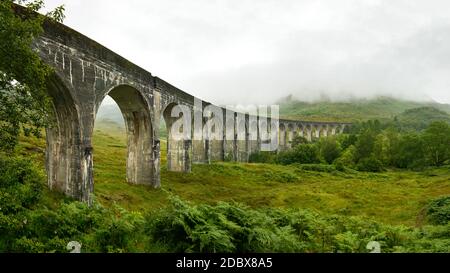 Panorama haute résolution de Glenfinnan viaduc de chemin de fer (l'emplacement de film Harry Potter) tourné d'un côté, sur la journée avec un ciel couvert ciel gris et beaucoup de gre Banque D'Images