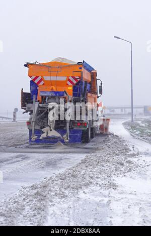 Camion chasse neige Épandeur de sel à l'autoroute Banque D'Images