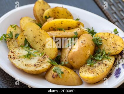 Pommes de terre aux herbes saupoudrée de persil vert Banque D'Images