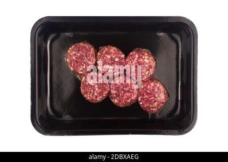 vue de dessus des côtelettes de bœuf hamburger de veau dans un emballage noir en plastique sous vide isolé sur fond blanc Banque D'Images