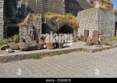 Sculptures en ruines, fort de Kandhar, période de Nizamshahi et a été construit en l'honneur de Rashtrakuta Roi Krishna III Kandhar, Nanded. Maharashtra, Inde Banque D'Images