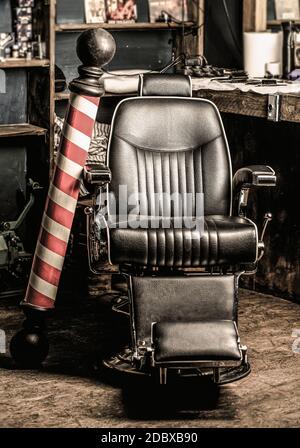 Poteau de salon de coiffure. Coiffeur à l'intérieur de la barbershop. Chaise de salon de coiffure. Salon de coiffure, salon, salon de coiffure pour hommes Banque D'Images