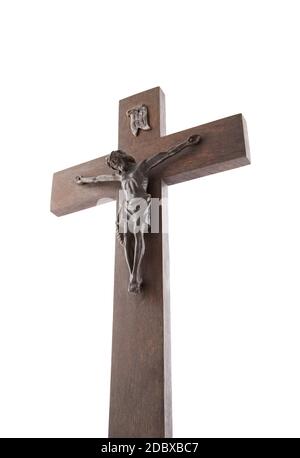 Vieux crucifix isolé sur fond blanc avec un chemin d'écrêtage Banque D'Images