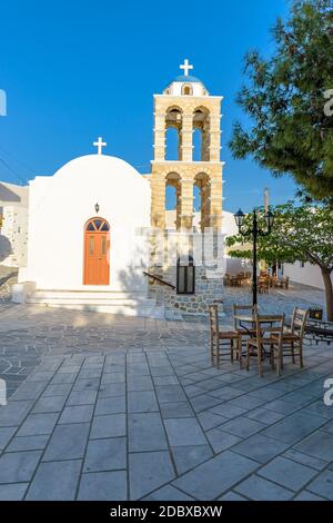 Cette allée cycladitique traditionnelle comprend une rue étroite, des maisons blanchies à la chaux et une église sur l''île de Kostos Paros, en Grèce Banque D'Images