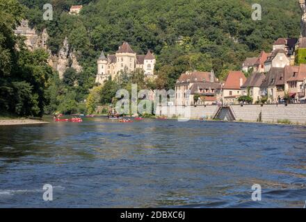 La Roque-Gageac, Dordogne, France - 7 septembre 2018 : canoë et bateau de tourisme, en français appelé gabare, au bord de la Dordogne à La Roque-Gageac un Banque D'Images