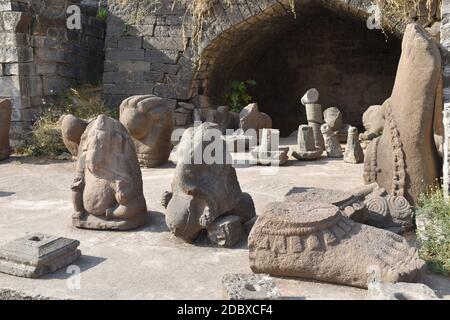 Sculptures en ruines, fort de Kandhar, période de Nizamshahi et a été construit en l'honneur de Rashtrakuta Roi Krishna III Kandhar, Nanded. Maharashtra, Inde Banque D'Images