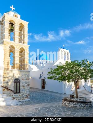 Cette allée cycladitique traditionnelle comprend une rue étroite, des maisons blanchies à la chaux et une église sur l''île de Kostos Paros, en Grèce Banque D'Images