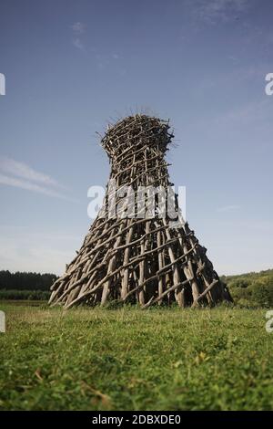 Russie, Nikola-Lenivets - 13 août 2019. Sculpture en bois «Phare» dans le Parc d'Art Nikola Lenivets. Région de Kaluga, Russie. Banque D'Images