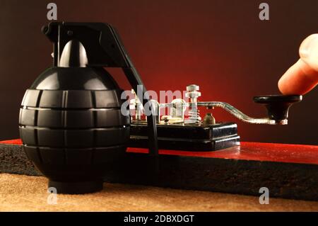 Vue rapprochée d'un opérateur qui envoie un appel de détresse à l'aide d'un émetteur militaire original du code Morse. Banque D'Images