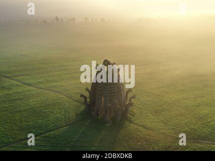 Russie, Nikola-Lenivets - 13 août 2019. Sculpture en bois Bobur dans le parc d'art Nikola Lenivets au lever du soleil. Région de Kaluga, Russie. Vue aérienne. Banque D'Images