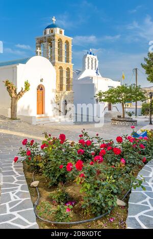 Cette allée cycladitique traditionnelle comprend une rue étroite, des maisons blanchies à la chaux et une église sur l''île de Kostos Paros, en Grèce Banque D'Images