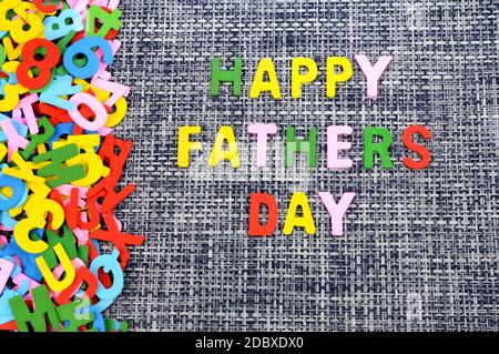 Une création puérile d'écrire un message de la fête des Pères heureux en utilisant des lettres de l'alphabet de bois. Banque D'Images