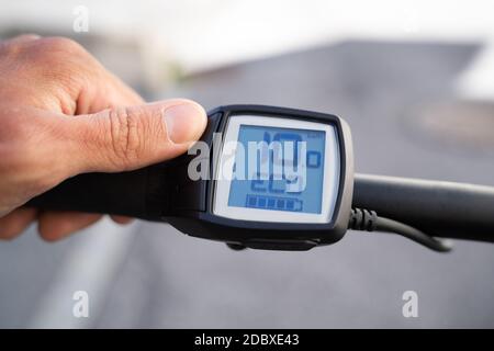 E contrôle de la vitesse et de l'alimentation de l'ordinateur de vélo. Vélo électrique Banque D'Images