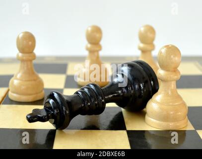 Le pion blanc a battu le roi noir sur le plateau d'échecs Banque D'Images