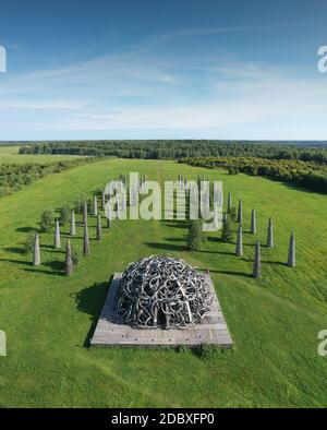 Russie; Nikola-Lenivets - 13 août 2019. Sculpture «Universal Mind» dans le Parc d'Art Nikola Lenivets. Région de Kaluga; Russie. Vue aérienne. Banque D'Images