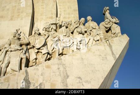 Lisbonne, Portugal - 17 septembre 2006 : détail sur les chiffres sur le côté du monument des Découvertes en statut d'après-midi. Banque D'Images