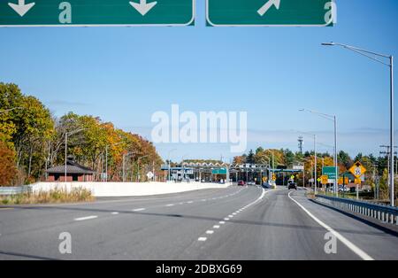 Grande autoroute à péage divisée avec poste de péage avec paiement multiligne terminal pour un paiement rapide et un fonctionnement sans retard de transport po Banque D'Images