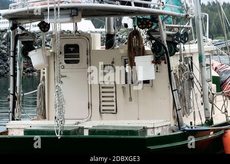 Cordes suspendues sur UN bateau de pêche commercial à Haines Banque D'Images