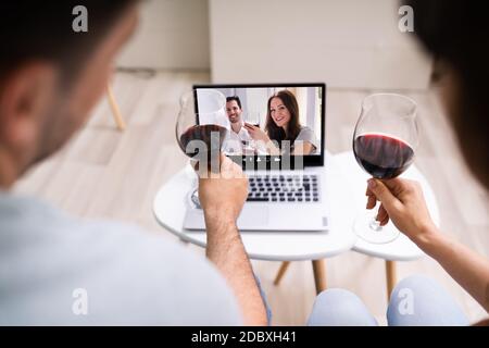 Dégustation virtuelle de vins sur ordinateur portable. Fête et boissons en ligne Banque D'Images