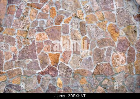 Mur en pierre avec différents morceaux de carreaux. Arrière-plan Banque D'Images