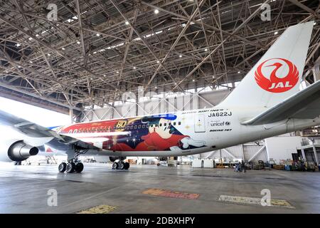 Tokyo, Japon. 18 novembre 2020. L'avion spécialement conçu pour Japan Airlines (JAL) pour célébrer le 80e anniversaire du film d'animation de Walt Disney, « Fantasia », qui a été projeté pour la première fois en 1940, est exposé dans un hangar de JAL à l'aéroport Haneda de Tokyo le mercredi 18 novembre 2020. L'avion spécialement conçu « JAL Dream Express Fantasia 80 » est prévu pour un vol d'agrément affrété le 18 novembre, puis servi sur des vols domestiques. Credit: Yoshio Tsunoda/AFLO/Alay Live News Banque D'Images