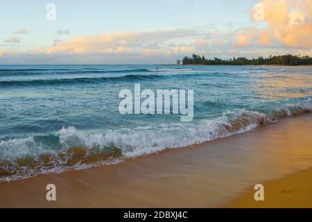 Magnifique coucher de soleil tropical hawaïen coloré ou lever de soleil sur la plage à Haleiwa, Oahu, Hawaii Banque D'Images