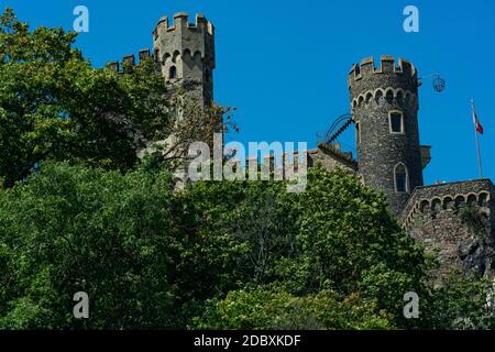 Vue d'une route touristique sur le pays de Hesse à la Ruine Burg Ehrenfels sur le Rhin avec Bingen am Rhein sur le. Banque D'Images