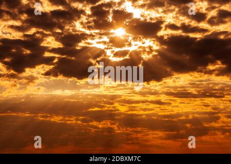 Coucher de soleil, des rayons de soleil se baignant dans les nuages Banque D'Images