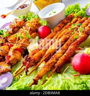 Szaszlyk grillé et torches à la viande avec salade verte Banque D'Images