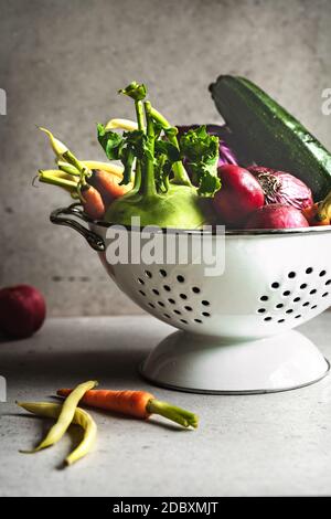 Variétés de légumes frais à Colander Banque D'Images