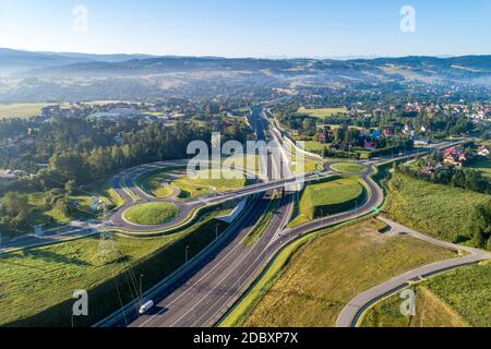 Nouvelle jonction d'autoroute en Pologne sur la route nationale no 7, E77, appelée Zakopianka. Traversez le carrefour avec des cercles de circulation, des routes à déraper et des viaducs à proximité Banque D'Images