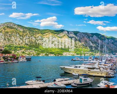 Bateaux amarrés près de la jetée dans la baie de Kotor, au Monténégro Banque D'Images