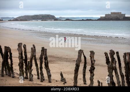 St Malo, France - 12 septembre 2018 : vue sur le fort National et la plage de Saint Malo Bretagne, France Banque D'Images