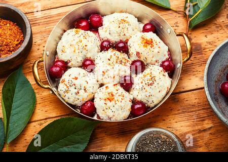 Boulettes tchèques ou à genoux avec garniture de cerise sur une table en bois Banque D'Images