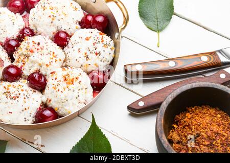 Boulettes ou pétricher avec garniture de cerise.plat national de tchèque et Cuisine slovaque Banque D'Images