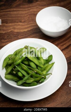 collation aux haricots edamame bio dans un bol sur la table avec du sel de mer Banque D'Images