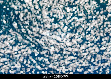 Réflexions blanches sur l'eau. Lumières réfléchies non foyer Banque D'Images