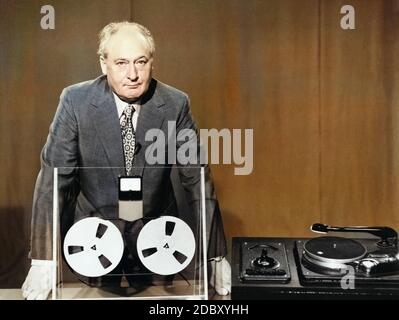 Le professeur Walter Bruch, deutscher und Fernsehpionier Entwickler des PAL-Verfahrens, Deutschland ca. 1963. Pionnier de la télévision allemande et développeur du système PAL, Walter Bruch, de l'Allemagne ca. 1963. Banque D'Images