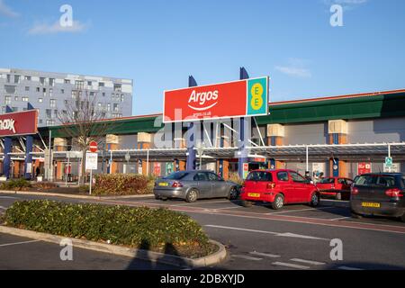 Leeds, Royaume-Uni, 15 novembre 2020 : le magasin Argos et la compagnie de téléphone EE dans le centre-ville de Leeds Banque D'Images